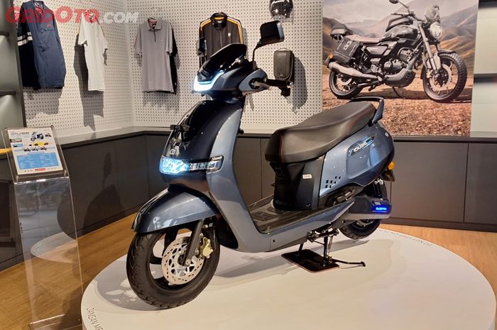 bagasi, motor listrik, TVS iQube S 2025, Dua Helm Masih Lega, Sebesar Ini Bagasi Motor Listrik TVS iQube S 2025