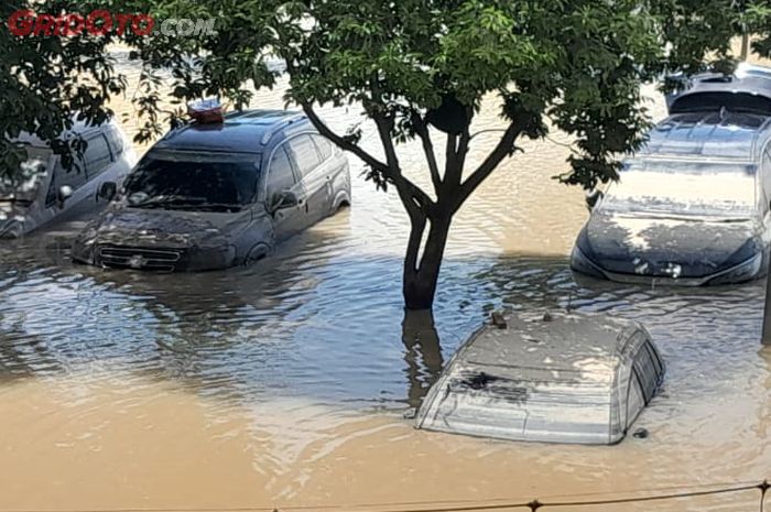 mobil, banjir, water hammer, servis mobil, mobil kena banjir, Jangan Nekat, Ini Dampaknya Kalau Mobil Dipaksa Menerjang Banjir