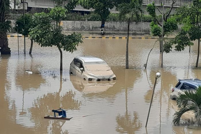 mobil, banjir, Servis, mobil banjir, mobil kena banjir, Kata Bengkel, Ini yang Harus Dilakukan Usai Mobil Terkena Banjir