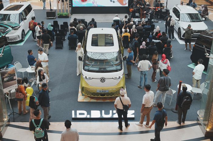mobil listrik, volkswagen indonesia, vw kombi, PT Garuda Mataram Motor, Volkswagen ID. Buzz, Unit Pertama Volkswagen ID. BUZZ di Bandung, Resmi Pindah Tangan ke Konsumen