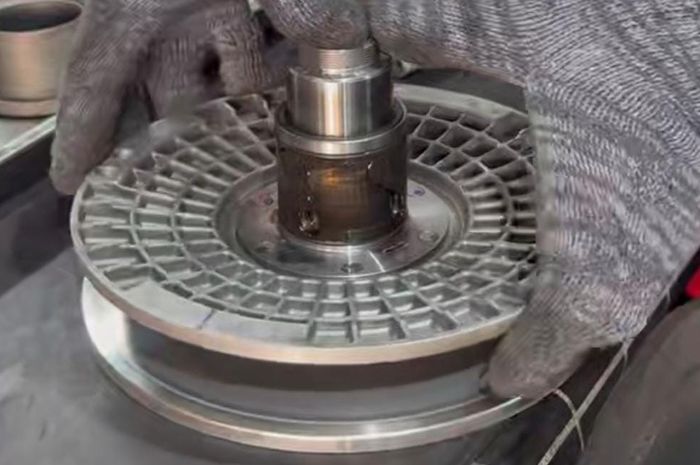 honda, pulley, pulley belakang, ADV 350, Jangan Kaget! Ternyata Komponen CVT Honda ADV 350 Segede Ini
