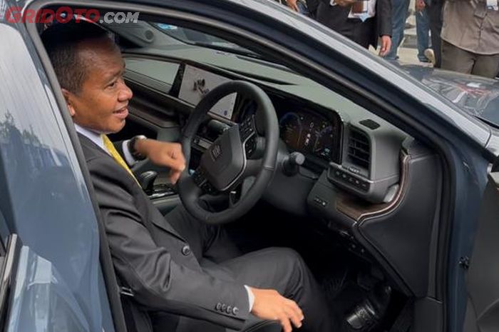 menteri esdm, toyota crown, Bahlil Lahadalia, Bahlil Test Drive Toyota Crown, Global Hydrogen Ecosystem 2025, Momen Bahlil Lahadalia Jajal Toyota Crown Hydrogen Fuel-Cell, Bodi Enggak Goyang
