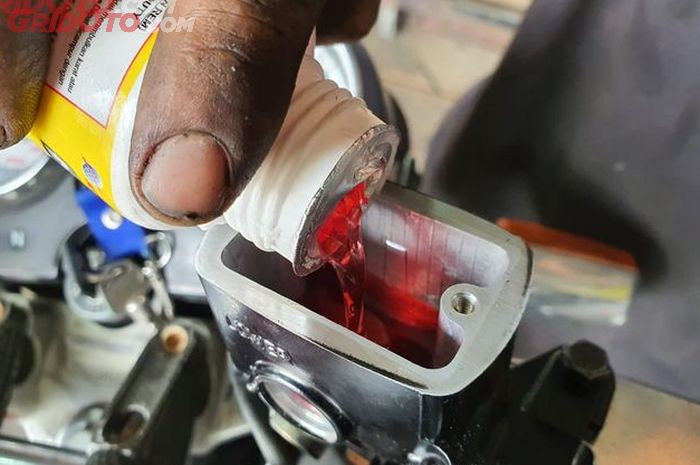 minyak rem, motor bekas, rem motor, minyak rem motor, kapan harus ganti minyak rem, kapan harus ganti minyak rem motor, tiap berapa tahun ganti minyak rem, Baru Tahu, Ternyata Ganti Minyak Rem Tiap 2 Tahun Bila Sudah Begini
