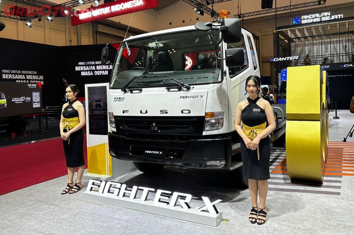 giias, mitsubishi fuso, pt krama yudha tiga berlian motors (ktb), eCanter, Fighter-X FM65F Tractor Head 4x2, EV Mobile Charger, Fuso Hadirkan EV Mobile Charger dan Fighter-X Terbaru di GIIAS 2025