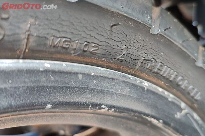 ban motor, motor bekas, penyebab ban motor retak-retak, penyebab ban retak-retak, kenapa ban motor bisa retak-retak, penyebab ban motor pecah-pecah, Harus Tahu, Akibat Kesalahan Sepele Ini Ban Motor Bisa Retak