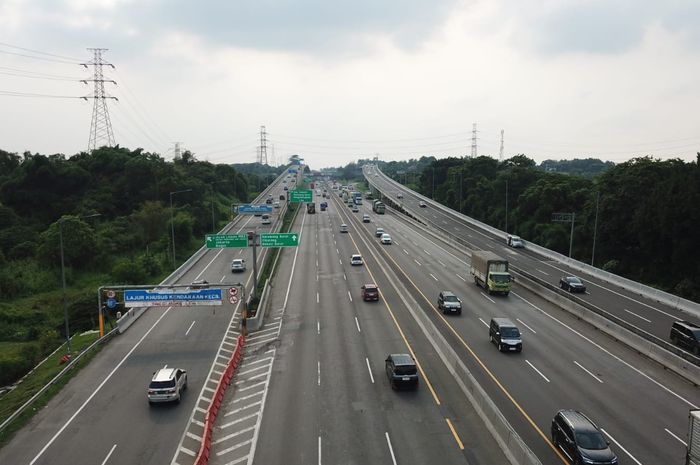 jalan tol, aspal rusak, Aspal Jalan Tol, tol rusak, Jangan Direm Dadakan, Lakukan Ini Saat Hantam Lubang di Jalan Tol