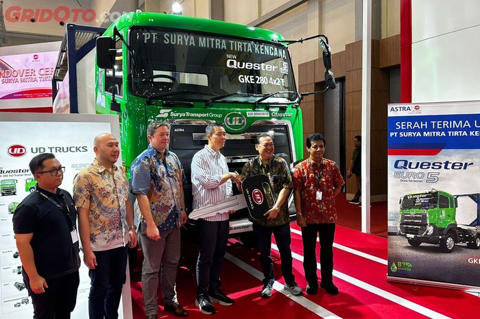 ud truck, quester, ud trucks indonesia, Astra UD Trucks, GIIAS 2025, UD Trucks Serahkan 9 unit Quester GKE 280 Euro 5 ke SMTK di GIIAS 2025