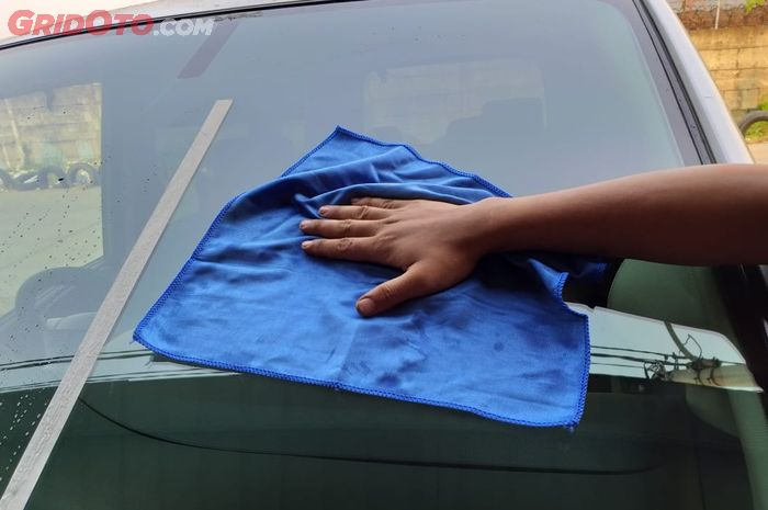 kaca mobil, kaca mobil berjamur, kaca mobil bekas kusam, kaca mobil bekas berjamur, kaca mobil buram, Wajib Tahu, Ini Bahaya Pakai Cairan Pembersih Kaca Sembarangan!