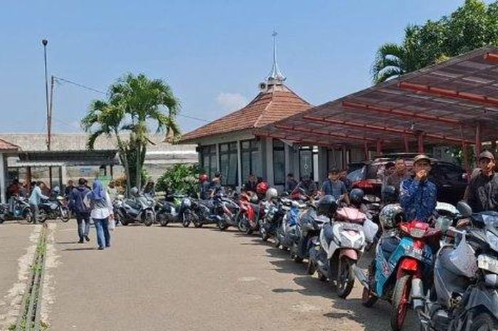 pajak kendaraan, samsat, pemutihan, pemutihan pajak kendaraan, pemkab bandung, Antreat di Samsat Mengular, Pemkab Bandung Tambah 3 Pos Layanan Baru Selama Pemutihan