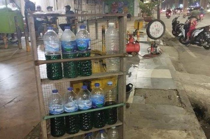 Bensin Eceran Rp 35 Ribu, Jember Langka BBM, BBM Langka Jember, Kelangkaan BBM Jember, Bensin Eceran Lumajang, Harga Sebotol Bensin Eceran di Lumajang Bikin Syok, Butuh Tiga Lembar Uang Rp 10.000 dan Satu Rp 5.000