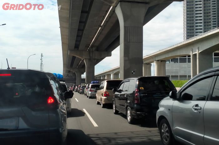 lebaran, arus balik, mobil matik, transmisi matik, arus balik lebaran, Perlu Tahu, Ini Cara Nyetir Mobil Matik yang Bikin Boros BBM Saat Terjebak Macet