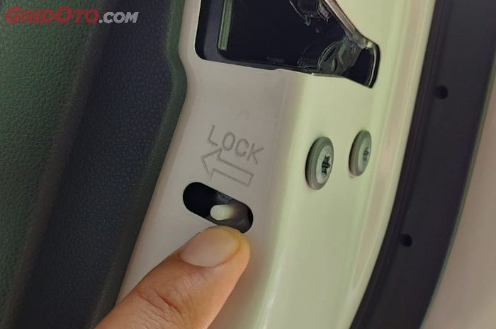 child lock, anak kecil, wajib tahu, pintu belakang, tuas kecil, Baru Tahu, Tuas Kecil di Pintu Belakang Mobil, Ternyata Bikin Anak Kecil Aman