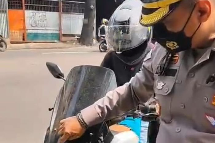pelat nomor, tilang, lakban, ETLE, Kepergok Tempel Pelat Nomor Pakai Lakban, Yamaha N-Max Gemetaran Dihentikan Polisi