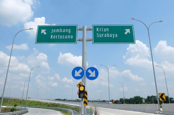 jalan tol, papan penunjuk, papan penunjuk jalan tol, Sedikit yang Paham, Ini Bedanya Papan Penunjuk Tol Warna Hijau dan Biru