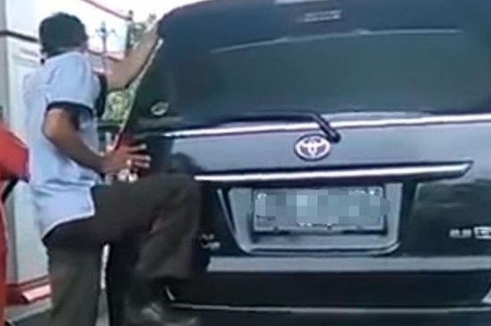isi bensin, isi bbm, Menggoyang Mobil, Menggoyang Mobil saat Isi BBM, Goyang Mobil Saat Isi BBM Bisa Jadi Petaka, Jangan Sampai Dua Benda Ini Gesekan