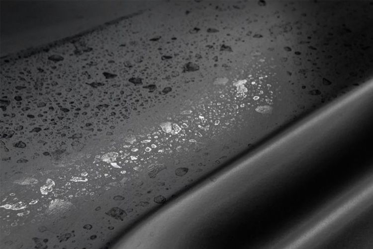 Sedikit yang Paham, Ini Efek Buruk Air Hujan Dibiarkan Mengering di Cat Mobil