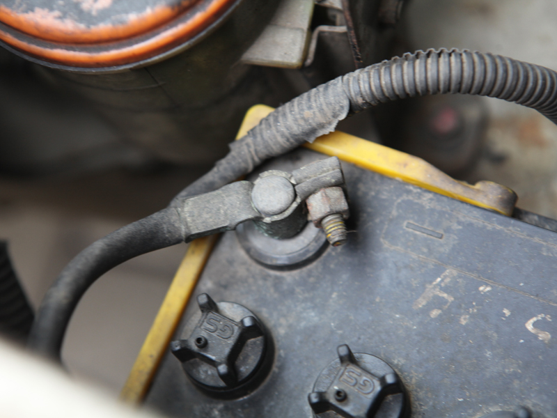 mobil bekas, aki mobil, penyebab aki tekor, kenapa aki tekor, Hati-hati, Ini Efek Samping Baut Terminal Aki Di Mobil Bekas Kendur