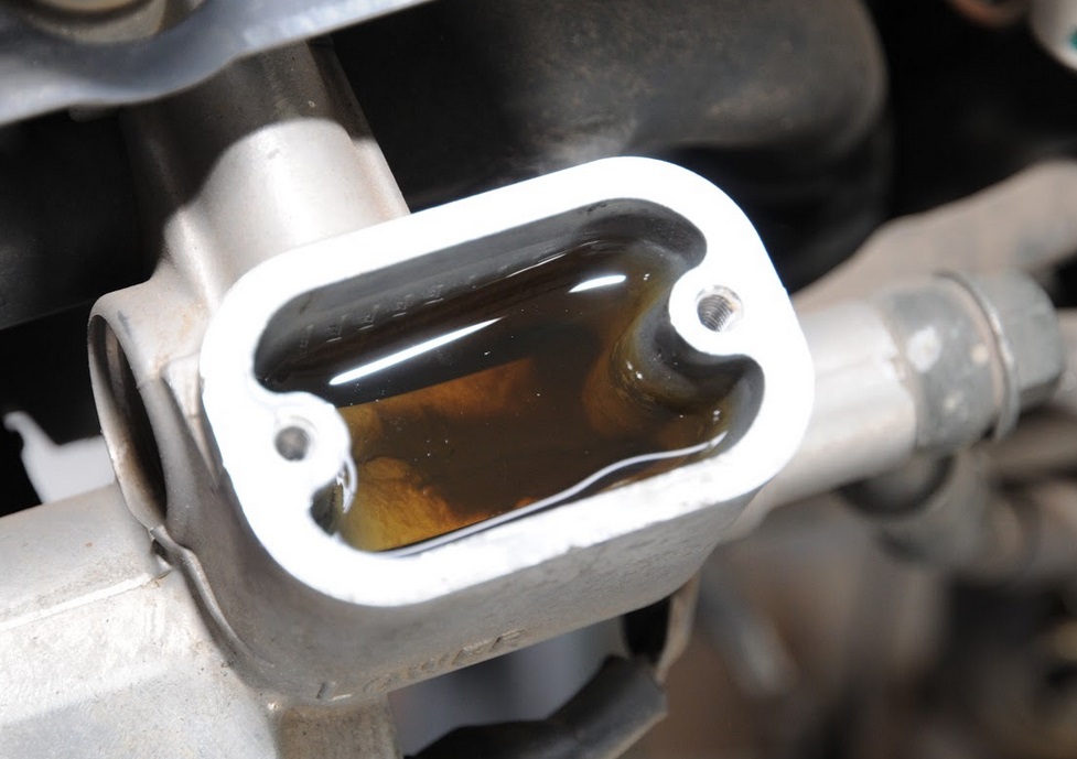 minyak rem, rem motor, bahaya minyak rem gak pernah ganti, dampak minyak rem motor jarang ganti, bahaya minyak rem motor jarang diganti, Hati-hati, Malas Ganti Minyak Rem Motor Efek Kerusakannya Gak Main-main