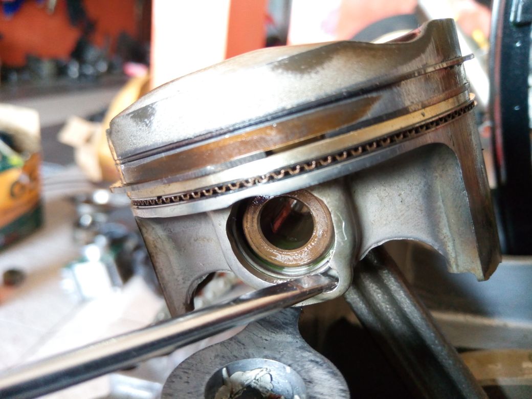 mobil bekas, ring piston, ring piston lemah, ring piston mobil, ciri ring piston mobil lemah, ciri ring piston lemah, Dua Ciri Ring Piston Di Mesin Mobil Bekas Sudah Harus Diganti