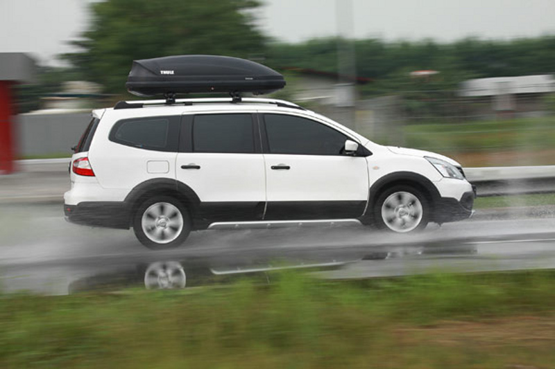 Tak Melulu Saat Ngebut, Aquaplaning Sudah Bisa Terjadi di Kecepatan Segini