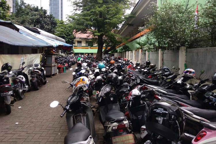 helm, motor bekas, cara mencegah kehilangan helm, cara mencegah kehilangan helm di parkiran, cara mencegah helm hilang, Cara Mudah Mencegah Kehilangan Helm di Parkiran, Pemilik Motor Bekas Harus Tahu