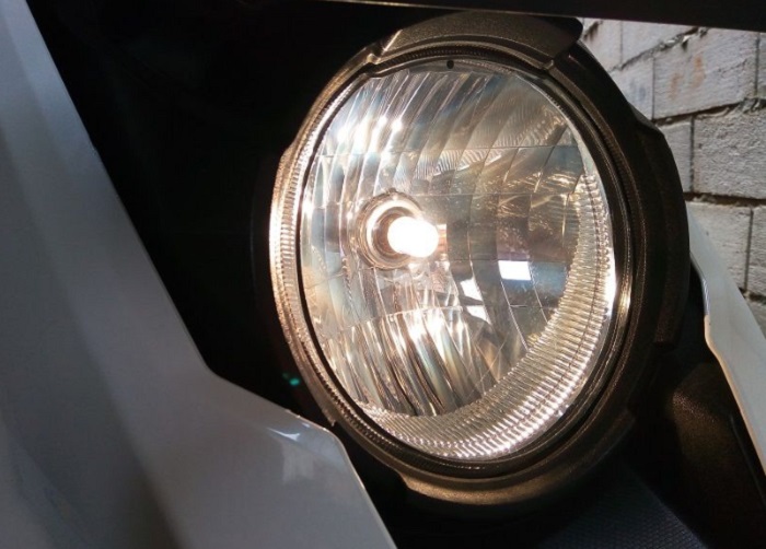 motor bekas, mika lampu, mika headlamp, mika headlamp menguning dan buram, mika lampu utama, mika lampu utama menguning, penyebab mika lampu utama menguning, penyebab mika headlamp menguning, Dua Penyebab Mika Lampu Utama Di Motor Bekas Kusam Dan Menguning