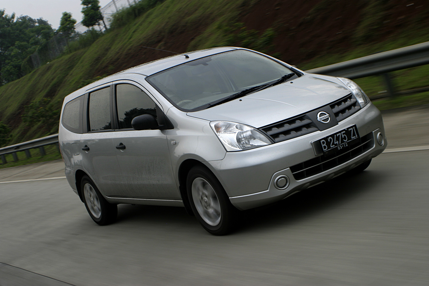 Mudik Lebaran Naik Mobil Bekas Nissan Livina 2008, Muat Banyak Harganya Miring