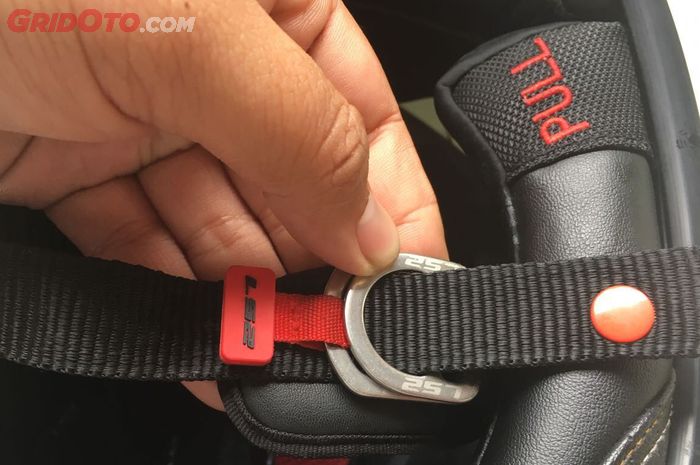 Baca Sebelum Mudik! Banyak Jenis, Ini Tipe Pengait Tali Helm Paling Aman
