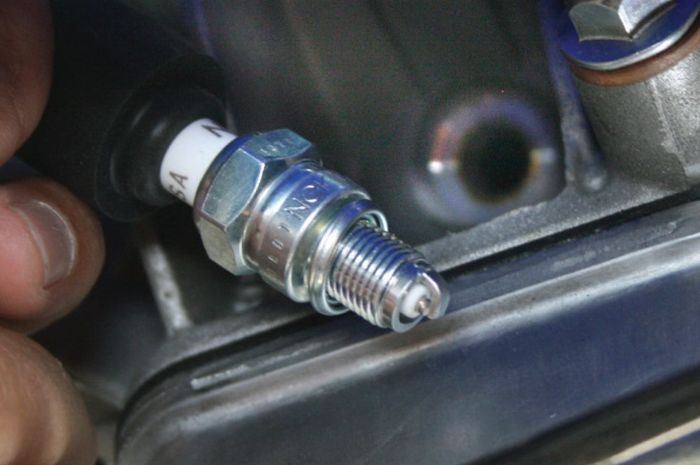 motor bekas, busi motor, cara kencangkan busi, cara kencangkan busi motor, cara kencangkan busi yang benar, Begini Cara Yang Benar Mengencangkan Busi Motor Tanpa Takut Patah Atau Selek