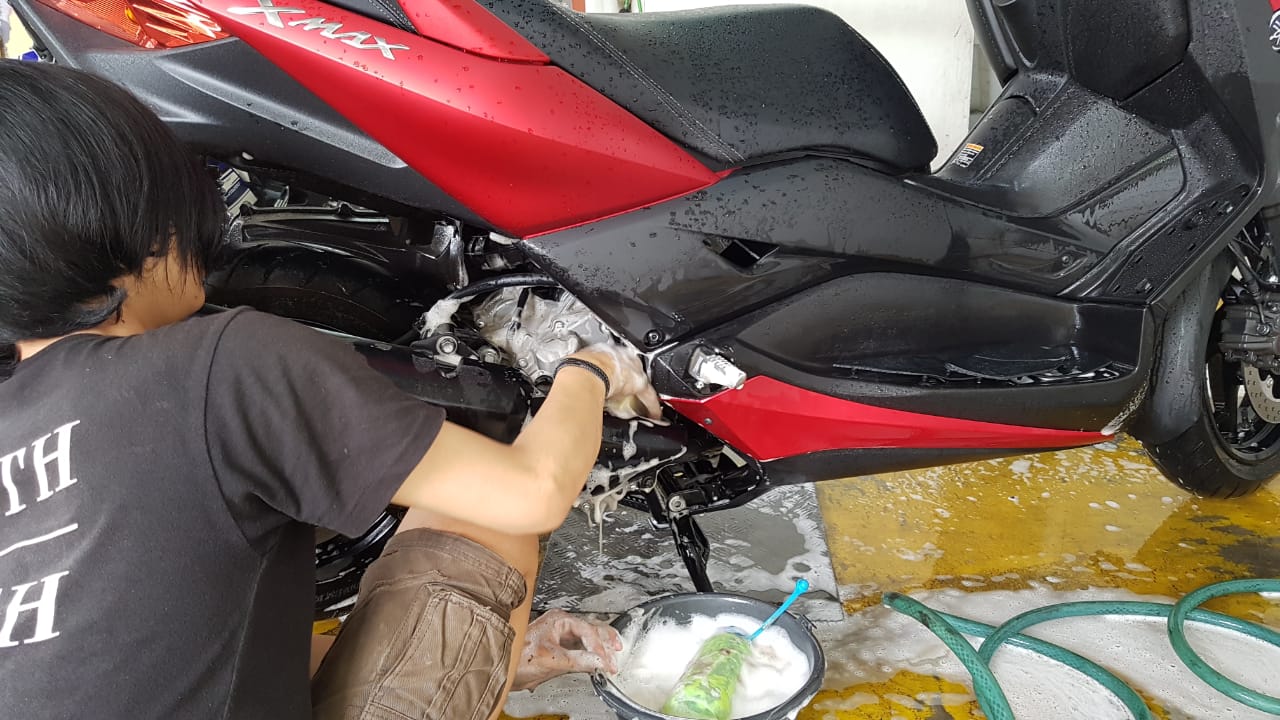Sering Cuci Motor Kesayangan Bikin Cat Kusam? Ini Faktanya Gaes