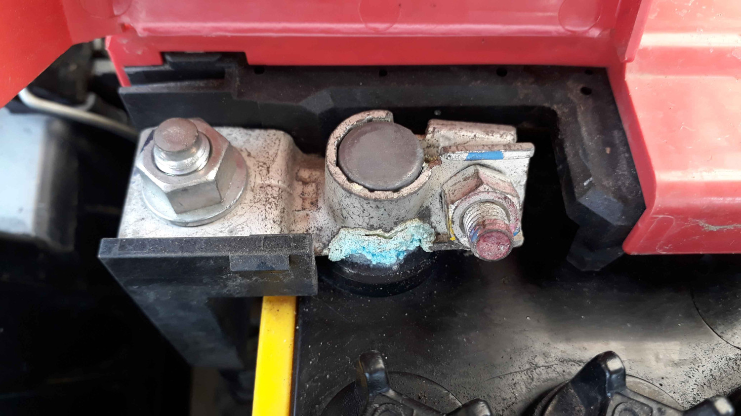 Sebelum Mudik, Kenali Dampak Baut Aki Mobil Bekas Kurang Kencang