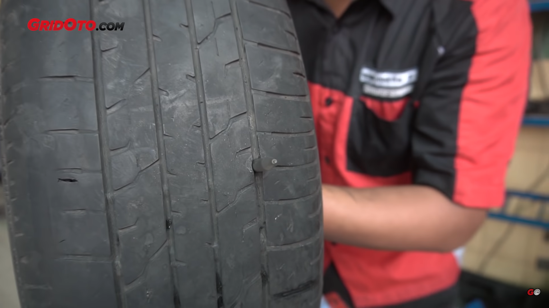 paku, ban bocor, ban mobil bocor, ban mobil tertusuk paku, Perlu Tahu, Ini Alasan Paku yang Menusuk Ban Mobil Harus Segera Dicabut