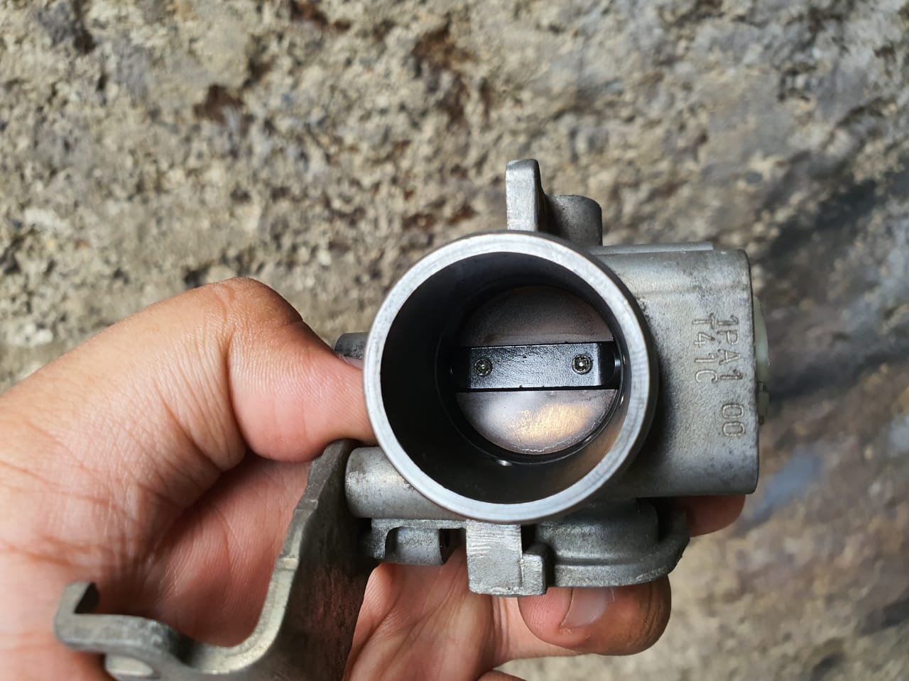 Semprot Cairan Dari Box Filter Udara Bikin Throttle Body Motor Bekas Bersih, Ini Faktanya