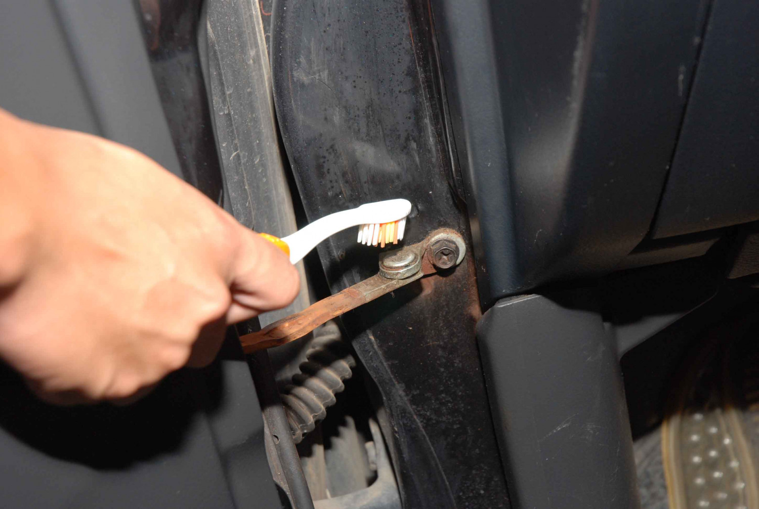 Sambil Ngabuburit, Begini Cara Melumasi Engsel Pintu Mobil Bekas Biar Lancar