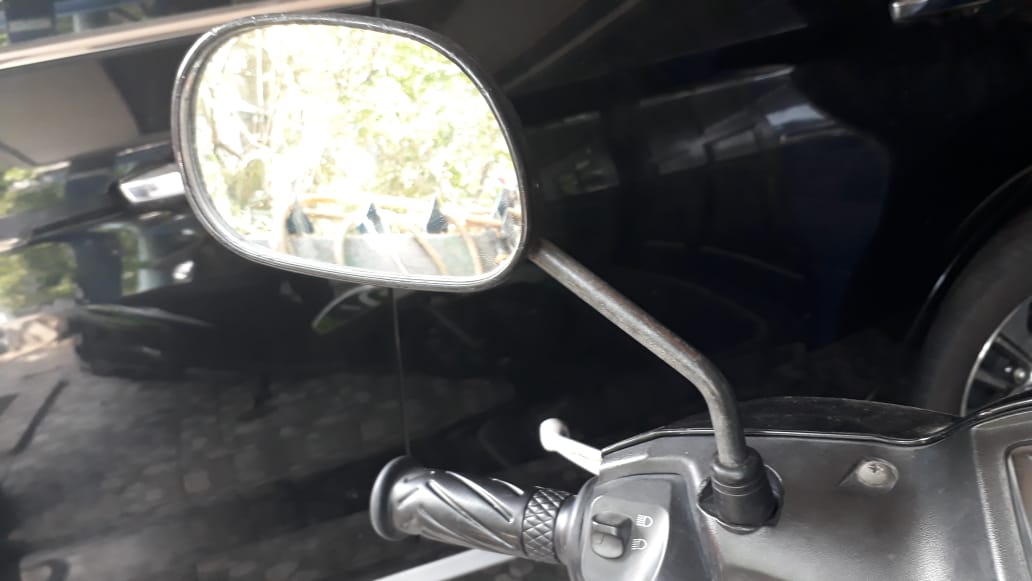 spion, spion motor, motor bekas, spion standar, kenapa spion standar motor lebar, Dua Alasan Kenapa Spion Standar Motor Bekas Bawaan Pabrik Dibuat Lebar