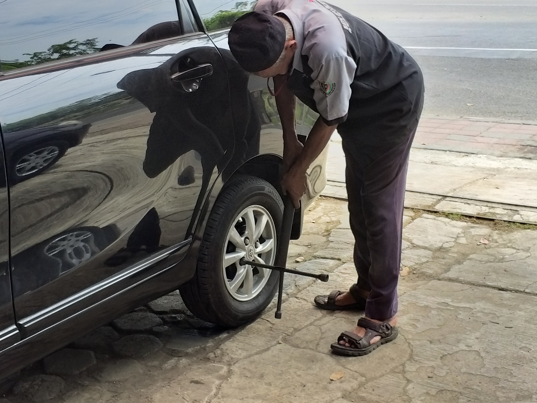 mobil bekas, baut roda, baut roda mobil, cara yang benar mengencangkan baut roda, cara mengencangkan mur roda, cara mengencangkan mur roda mobil, cara mudah mengencangkan mur roda, Ini Sebabnya Mengencangkan Mur Roda Di Mobil Bekas Harus Menyilang