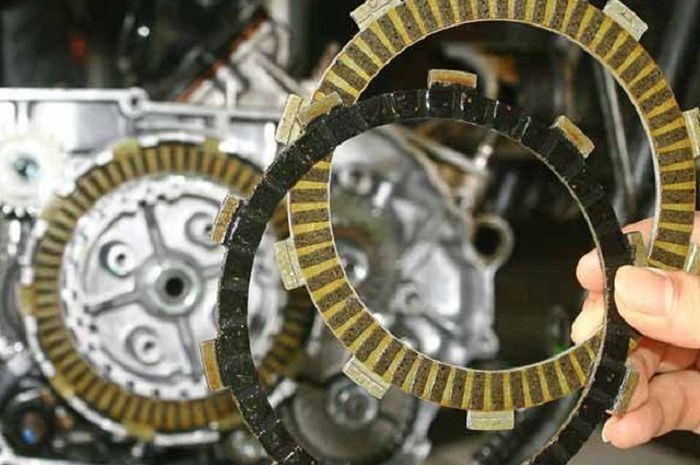 motor bekas, kampas kopling, Kampas Kopling Gosong, efek samping kampas kopling gosong, efek samping kampas kopling motor gosong, Empat Efek Samping Kampas Kopling Motor Bekas Gosong Dipakai Terus