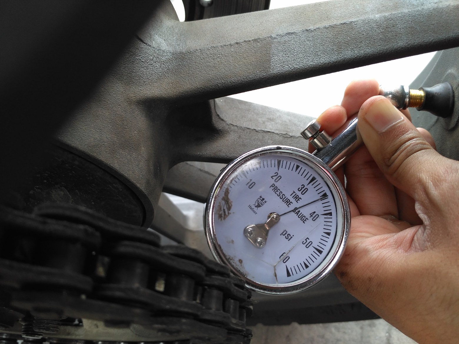 Alasan Kenapa Isi Angin Ban Motor Bekas Disarankan Malam Hari