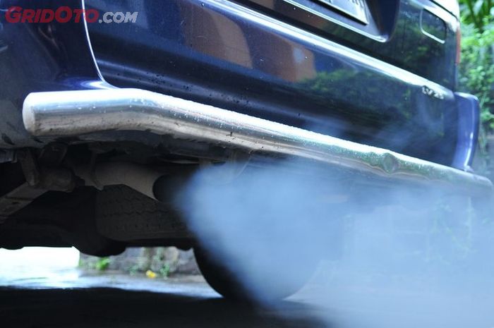 mobil, mesin, asap, oli mobil, asap knalpot, Asap Knalpot Putih, Waspadai Oli Mesin Mobil Masuk ke Ruang Bakar