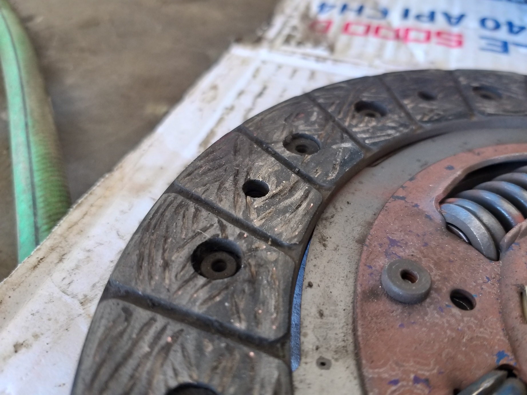 plat kopling, tenaga mesin, gesekan, Pelat Kopling Mobil Aus Masih Terus Dipakai, Ini Dampak Buruknya