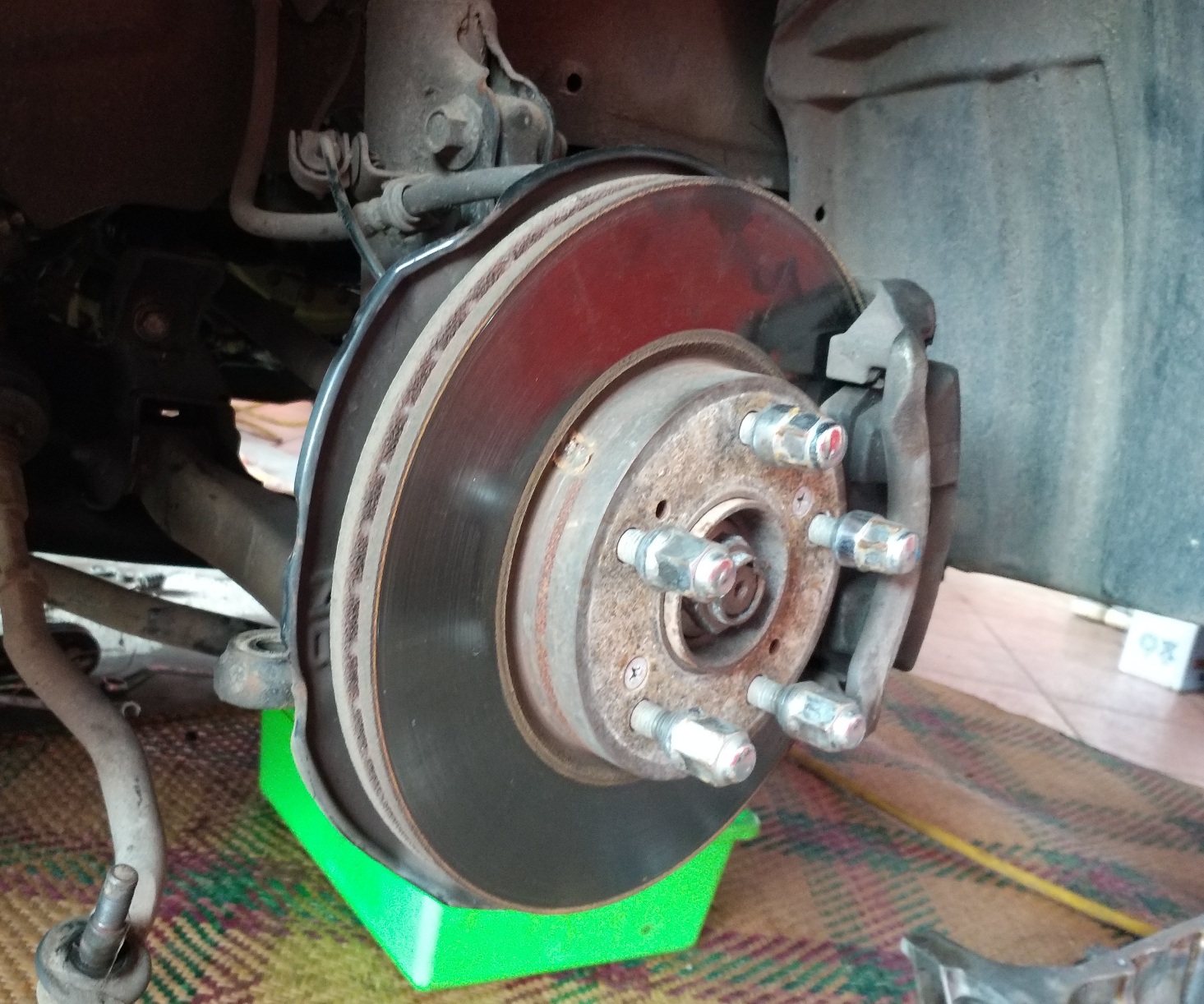 permukaan, rem mobil, cakram, pedal rem, bergetar, Bikin Was-was, Ini Penyebab Rem Mobil Getar Saat Pedal Diinjak