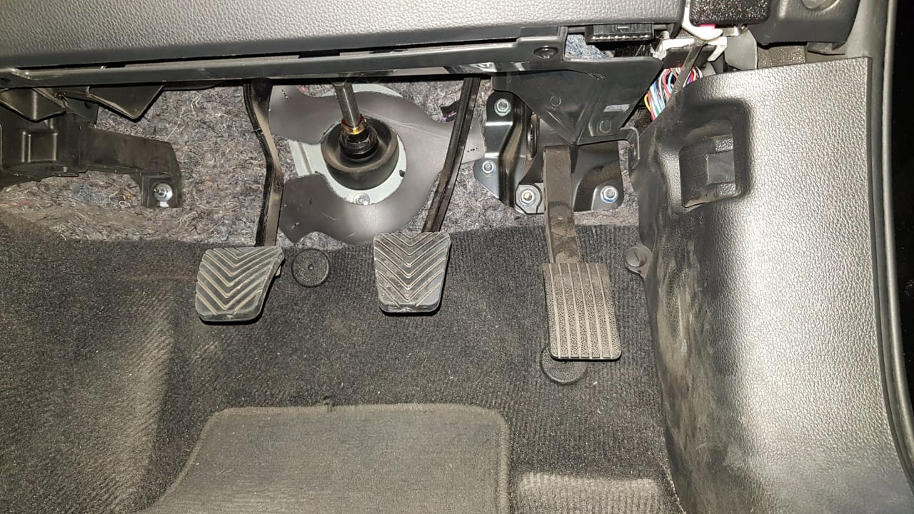 gosong, kopling, kampas kopling, kampas, kopling mobil, Kampas Kopling Bau Gosong? Bisa Jadi karena Cara Nyetir yang Salah!