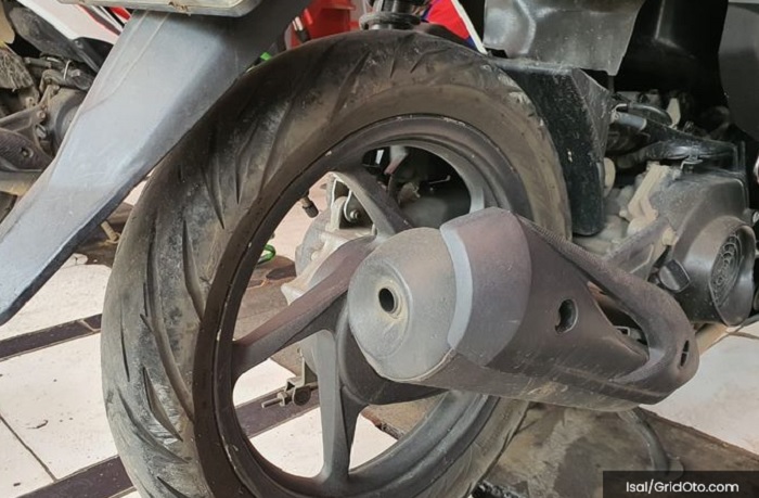 ban motor, motor matic, ban belakang, rumah ban motor, Trik Simpel Agar Pelek Belakang Motor Matic Tidak Macet Saat Dilepas