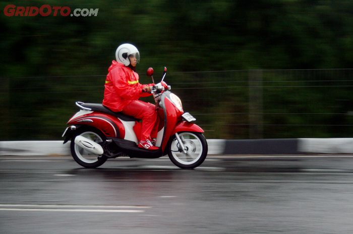 Masuk Musim Hujan, Ahli Safety Riding Ingatkan 4 Bagian Motor yang Wajib Diperhatikan