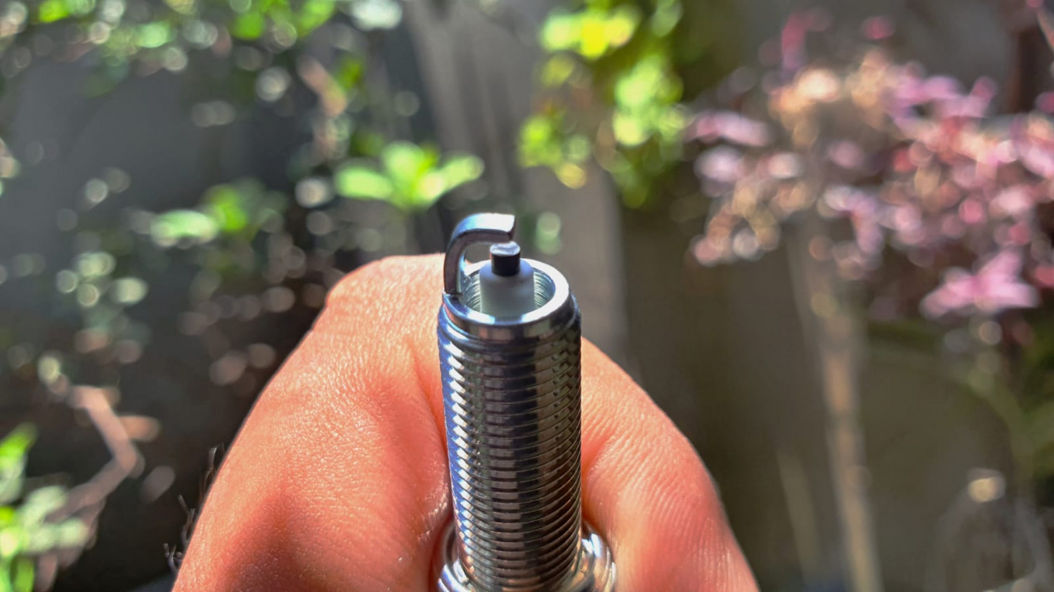 Ganti Busi Mobil Sendiri Boleh Saja, Perhatikan Tiga Hal Penting Ini Ya