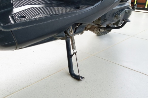standar samping, standar motor, standar tengah, motor bekas, sokbreker motor, Awas Motor Parkir Terlalu Lama Pakai Standar Samping Bikin Sokbreker Bocor