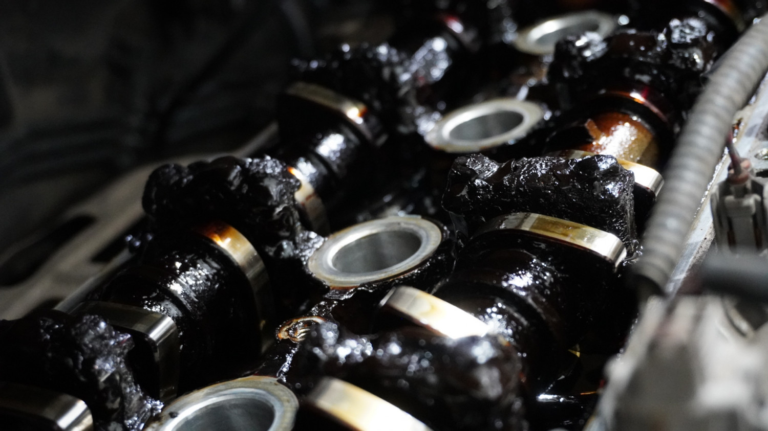 Seperti Bom Waktu, Ini Dampak Biarkan Banyak Sludge Oli Mesin