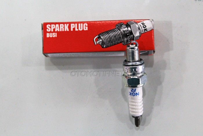 busi, motor bekas, busi motor, busi racing, busi racing NGK, busi racing motor, Ini Sebabnya Busi Racing Nggak Cocok Dipasang Di Mesin Standar Motor Bekas