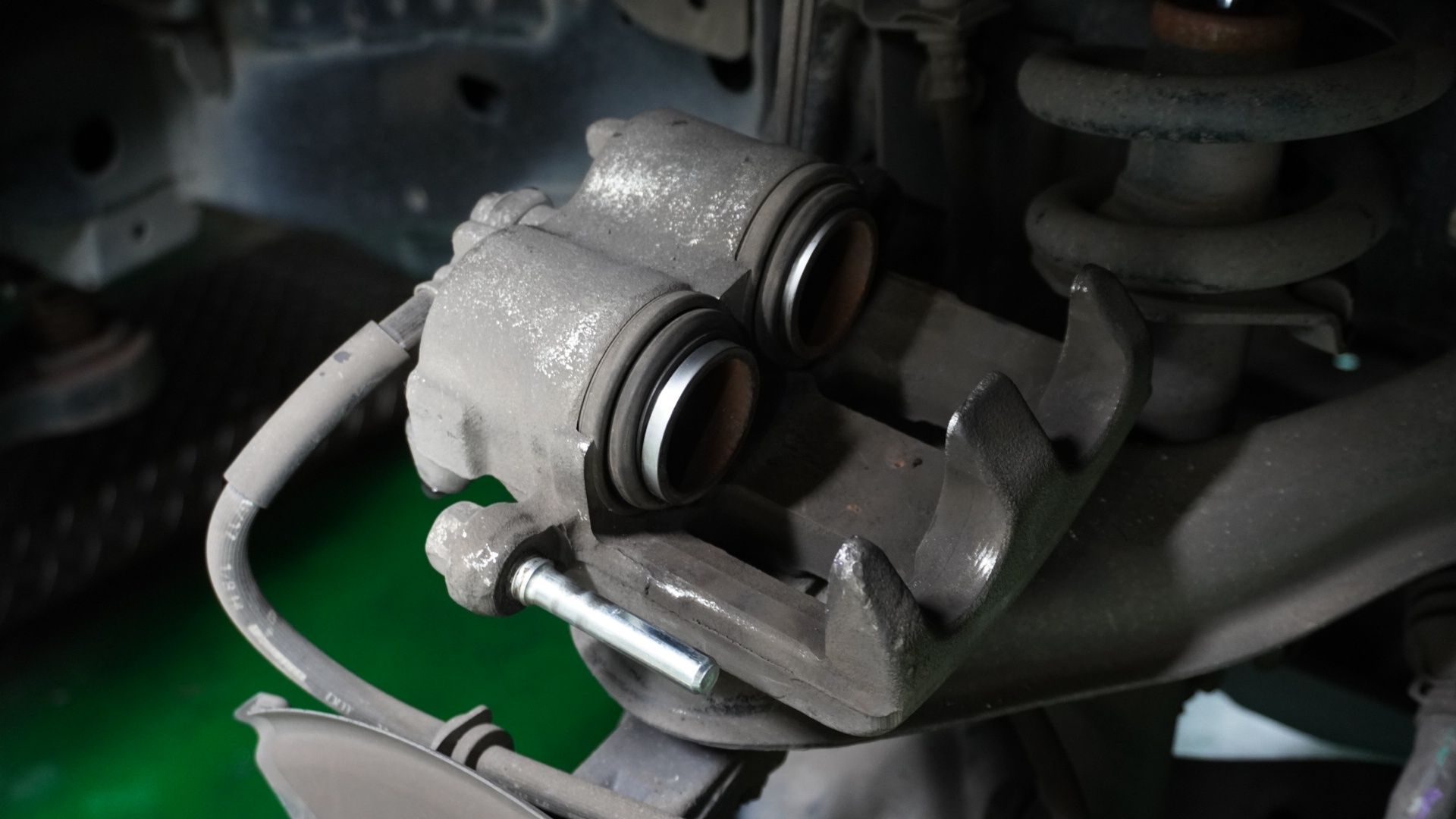 mobil bekas, rem mobil, kaliper rem, piston kaliper macet, penyebab piston kaliper macet, penyebab piston kaliper mobil macet, Dua Penyebab Piston Kaliper Rem Di Mobil Bekas Bisa Macet, Awas Bahaya