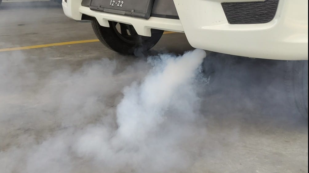 mobil bekas, knalpot mobil, penyebab knalpot keluar asap putih, penyebab ada asap putih di knalpot mobil, knalpot mobil berasap, Penyebab Knalpot Mobil Bekas Berasap Putih Tapi Nggak Banyak